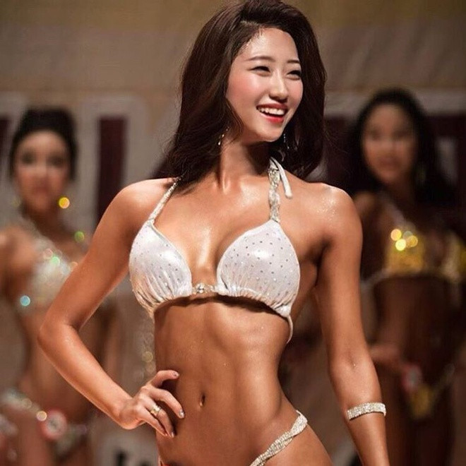 Có nhiều năm gắn bó với bộ môn thể hình, Ahn Yewon từng tham gia nhiều cuộc thi lớn nhỏ. Năm 2016, cô chiến thắng tại WBC Fitness Incheon Championship (được tổ chức tại ĐH Đại học Incheon). Cùng năm, người đẹp xứ Hàn giành giải 3 của NABBA Korea Bikini Model. Năm 2017 và 2018, Yewon góp mặt tại một số cuộc thi về người mẫu nội y và luôn đạt thứ hạng cao.