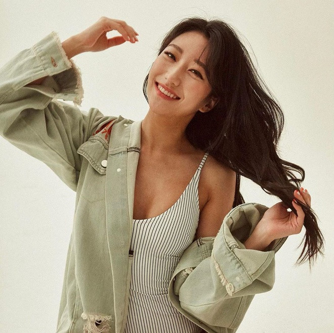 Bên cạnh vóc dáng gợi cảm, Yewon còn được nhận xét có gương mặt thanh tú, xinh đẹp không kém gì các diễn viên, idol nổi tiếng. Đôi mắt biết cười cùng biểu cảm rạng rỡ của cô thu hút sự chú ý, chiếm được cảm tình của người đối diện.