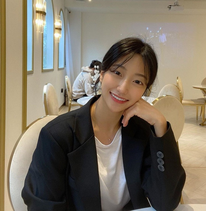 Khác với hình ảnh gợi cảm khi làm mẫu, phong cách đời thường của Yewon khá kín đáo và năng động. Là người nổi tiếng trên mạng, cô không chia sẻ nhiều thông tin cá nhân hay chuyện đời tư để tránh bị làm phiền, soi mói.