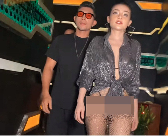 Sự việc nổi cộm này đã khiến Ngân 98 bị phạt, nhận quyết định cấm diễn 4 tháng từ Sở Văn hoá và Thể thao Hà Nội.