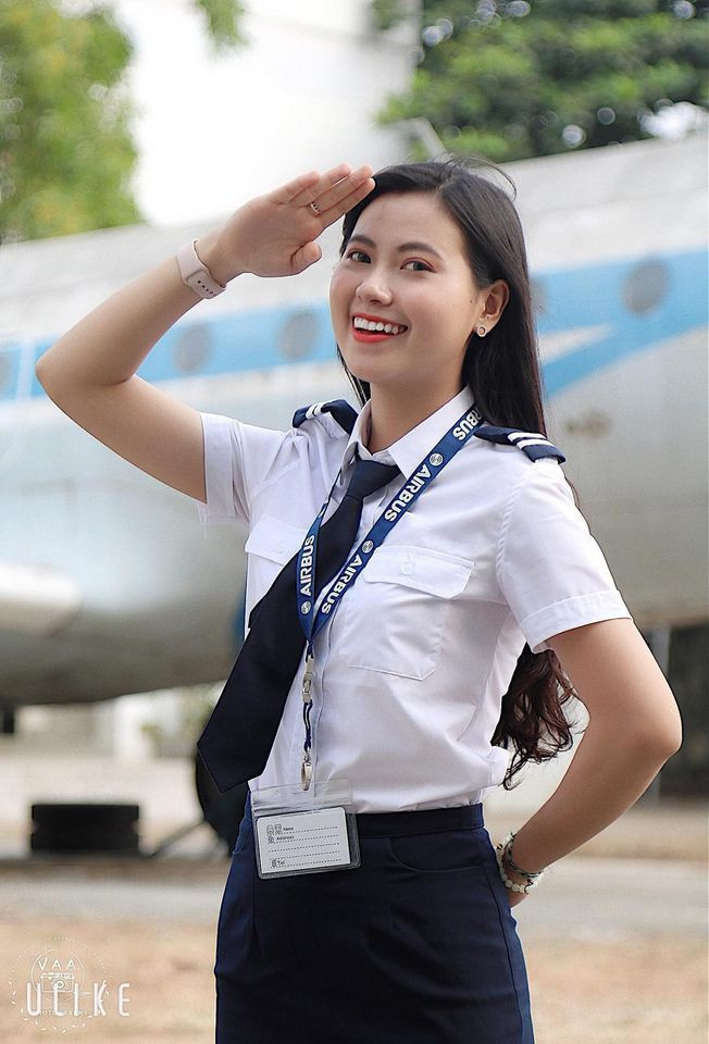 Thí sinh Ngô Thị Hồng Nhi, sinh năm 1998, đến từ Quảng Nam. Hồng Nhi hiện là sinh viên năm cuối Học viện Hàng không. Hồng Nhi sở hữu chiều cao 1m68. Tuy nhiên, cô nàng có bảng thành tích cực khủng.