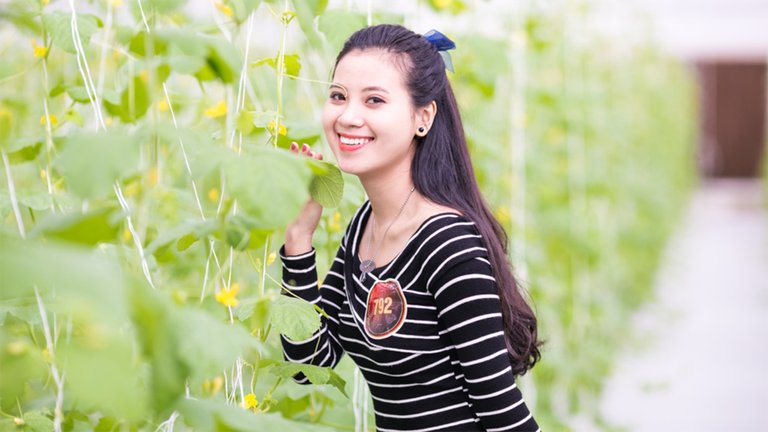 Hồng Nhi từng lọt Top 45 Hoa khôi Sinh viên Việt Nam năm 2018 và Top 3 Hoa khôi hùng biện Tiếng Anh hay nhất. Hiện tại, Hồng Nhi chuẩn bị làm lễ tốt nghiệp tại Học viện Hàng không Việt Nam. Nói về dự định trong tương lai, người đẹp cho biết, cô đã thi tuyển vị trí chuyên viên hàng không cho hãng hàng không của nước ngoài nhưng vì tình hình dịch COVID-19 nên chưa nhận được thông báo chính thức về ngày xuất ngoại.