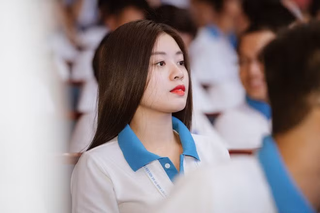 Cô tốt nghiệp xuất sắc hệ trung cấp 4 năm tại Học viện Âm nhạc Quốc gia Việt Nam năm 2015 và được tuyển thẳng lên đại học.