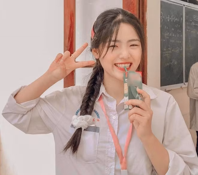 Nhờ vẻ đẹp trong trẻo của một nữ sinh 17 tuổi, Minh Ngọc đã nổi bật và gần như chiếm luôn spotlight chủ nhân vòng nguyệt quế Đường lên đỉnh Olympia Lê Văn Sơn đến từ trường THPT chuyên Lam Sơn - Thanh Hóa.