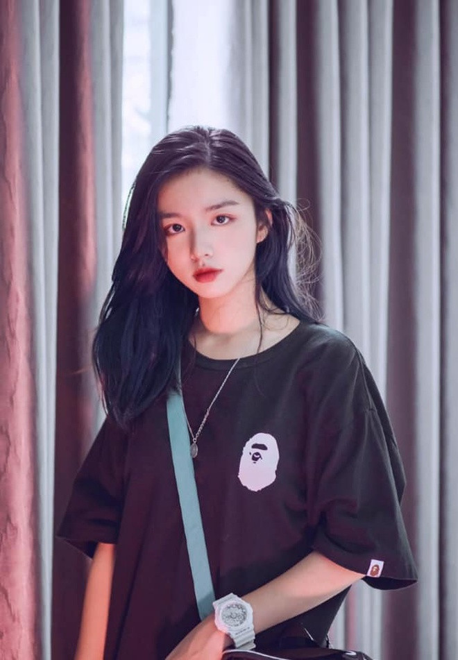 Nữ sinh này gây thương nhớ với mái tóc uốn gợn nhẹ, trang điểm vừa phải với đôi môi quyến rũ và sống mũi cao.