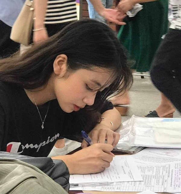 Năm 2019, Đoàn Triệu Diệu Anh (sinh năm 2001, Nam Định) bất ngờ nổi tiếng nhờ bức ảnh chụp lén khi làm thủ tục nhập học tại Học viện Ngân hàng.