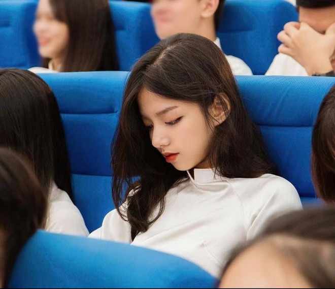 Phan Thị Minh Hằng (sinh năm 2000, Quảng Bình) cũng là nữ sinh được nhiều người biết tới qua bức ảnh chụp lén trong lễ khai giảng tại ĐH Kinh tế Quốc dân (Hà Nội).