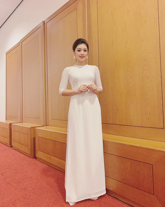 Với vẻ ngoài xinh xắn chẳng thua kém gì hot girl nào cùng bảng thành tích khủng của mình, cô nàng đã được rất nhiều bạn trẻ biết đến. Mời quý độc giả đón xem thêm video: Nữ sinh Nghệ An nói nhiều thứ tiếng - Nguồn: KÊNH VTC1