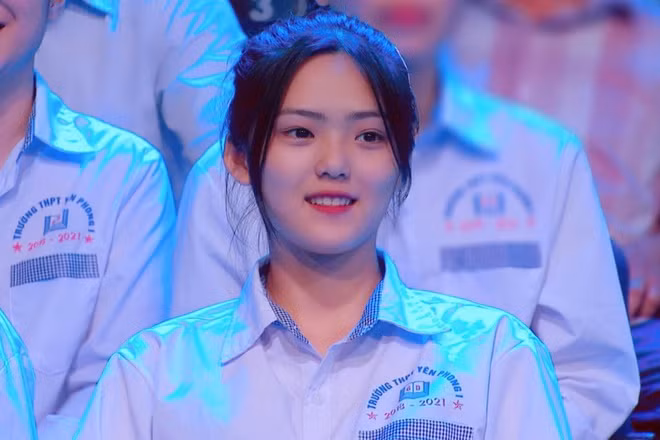 Đỗ Thị Minh Ngọc (sinh năm 2003) học sinh trường THPT Yên Phong 1, Bắc Ninh gây chú ý khi ngồi ở hàng ghế khán giả chương trình Đường lên đỉnh Olympia số phát sóng chiều 31/5.