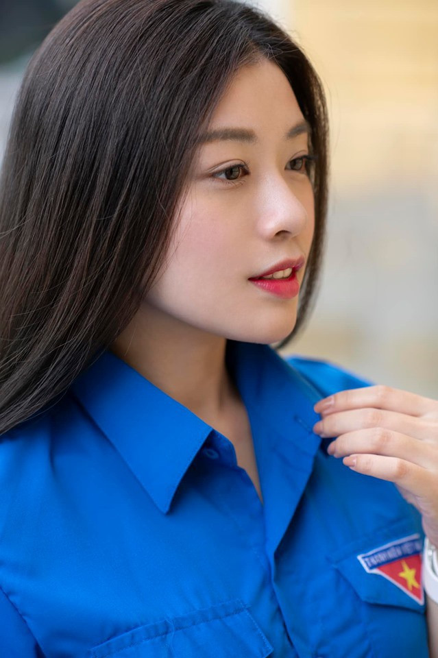Dàn nữ sinh sở hữu nhan sắc đời thường cực phẩm phải nhắc đến Nguyễn Thu Hằng (sinh năm 1995, Hà Nội), cô nàng từng gây thương nhớ cho nhiều người trong bức ảnh chụp khi tham dự một sự kiện của Hội Liên hiệp Thanh niên Việt Nam TP Hà Nội.