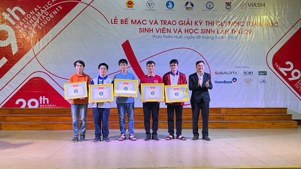 Be mac Olympic Toan hoc SV-HS nam 2023: Ngo Quy Dang doat thu khoa “kep”