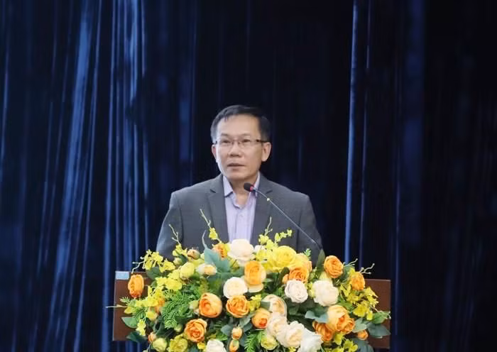 GS.TSKH. Nguyen Ngoc Thanh nhan Huan chuong Cong trang cao quy