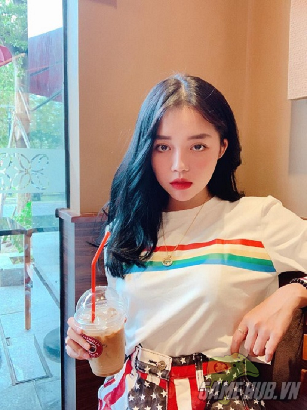 Dù không còn livestream chơi game thường xuyên nhưng Linh Ngọc Đàm vẫn rất chăm chút cho kênh YouTube của mình với loạt vlog đời sống.