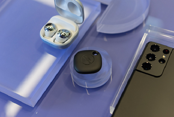 Trong buổi Unpacked đầu tiên của năm 2021, bên cạnh những mẫu smartphone flagship, Samsung còn giới thiệu đến người dùng bộ tai nghe Galaxy Buds Bro và Galaxy Smart Tag. Cả hai đều là những thiết bị có thiết kế thời trang, nhỏ gọn nhưng “võ nghệ đầy mình".