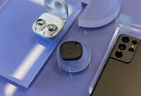 Trong buổi Unpacked đầu tiên của năm 2021, bên cạnh những mẫu smartphone flagship, Samsung còn giới thiệu đến người dùng bộ tai nghe Galaxy Buds Bro và Galaxy Smart Tag. Cả hai đều là những thiết bị có thiết kế thời trang, nhỏ gọn nhưng “võ nghệ đầy mình".