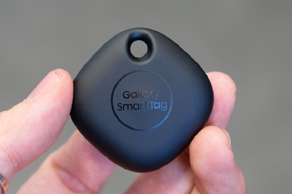 Người mua Galaxy S21 sẽ được Samsung tặng miễn phí một chiếc SmartTag.