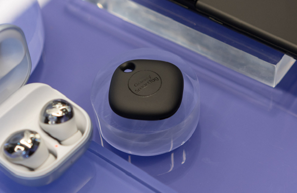Galaxy Smart Tag là thiết bị thu hút khá nhiều sự chú ý sau khi bị leak thông tin lên mạng. Galaxy Smart Tag được xem là “cứu tinh của những bộ não cá vàng", dùng để tracking các vật thể không có kết nối internet.