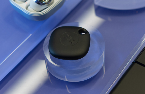 Nó là đối thủ cạnh tranh trực tiếp với Tile, thiết bị theo dõi nhỏ phát Bluetooth giúp người dùng định vị được các đồ vật thất lạc như chìa khóa, điện thoại, thú cưng và bất cứ thứ gì nó được gắn lên.