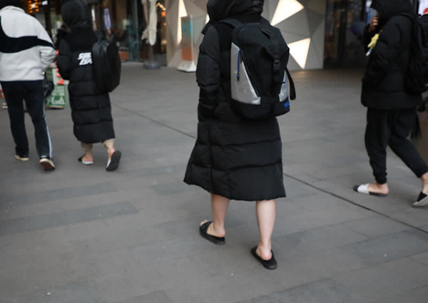 Dù sự thoải mái, giản dị đã trở thành thương hiệu của anh chàng nhưng các fan lại không khỏi lo lắng khi Trung Quốc đang trải qua một trong những mùa đông lạnh nhất lịch sử. Việc ăn mặc quá phong phanh có thể khiến SofM gặp những vấn đề về sức khỏe.