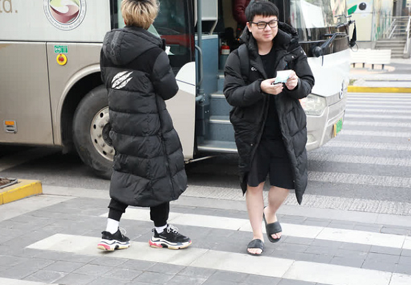 Trong khi các thành viên khác của đội đều mặc kín với áo phao và quần nỉ ấm áp, nhằm chống chọi với thời tiết khắc nghiệt có lúc giảm xuống dưới 0 độ C thì SofM lại hiên ngang bước đi với tấm áo phao khoác hờ và... mặc quần đùi đi dép lê.