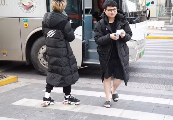 Trong khi các thành viên khác của đội đều mặc kín với áo phao và quần nỉ ấm áp, nhằm chống chọi với thời tiết khắc nghiệt có lúc giảm xuống dưới 0 độ C thì SofM lại hiên ngang bước đi với tấm áo phao khoác hờ và... mặc quần đùi đi dép lê.