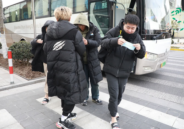 Mới đây, trong một lần hiếm hoi các thành viên Suning bị ống kính máy ảnh bắt gặp bên ngoài Gaming House, anh chàng SofM lại một lần nữa trở thành tâm điểm.