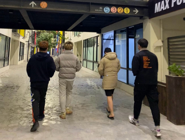 Trong thời điểm Suning và SofM đang thương thảo hợp đồng, đội tuyển này đã đăng một tấm ảnh giấu mặt các tuyển thủ lên Weibo. Người hâm mộ thậm chí không tốn quá nửa giây để nhận ra hình bóng của SofM với 'quả dép lê' đặc trưng và chiếc quần đùi quen thuộc.