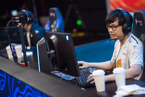 "Là một ngoại binh đã thi đấu ở LPL hơn 4 năm, khả năng giao tiếp và tính cạnh tranh của SofM rất đáng nể. Sự thống trị ở khu vực đi rừng và sự hiểu biết về game của SofM đã được chứng minh với tất cả mọi người. Với màn trình diễn ở năm 2020, SofM đang được đề cử ở cả 3 giải thưởng đó là MVP của năm, Ngoại Binh xuất sắc nhất, Đi rừng xuất sắc nhất."