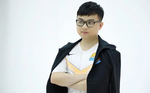 Trước đó, câu chuyện về tương lai của SofM đã tiêu tốn khá nhiều giấy mực của báo chí suốt thời gian vừa qua. Tuy nhiên, vào giữa tháng 12, phía Suning đã có thông báo về tương lai của SofM. Trang Weibo chính thức của đội tuyển này xác nhận đã gia hạn hợp đồng thành công với "Duy Cầu Giấy" trong mùa giải tới.