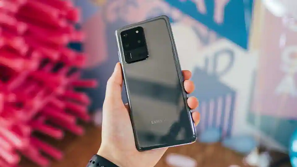 Cụ thể, Galaxy S21+ và S21 Ultra được trang bị kích thước màn hình khá lớn, lần lượt là 6.7 inch và 6.9 inch, giúp mang đến không gian hiển thị rộng rãi hơn so với tấm nền 6.2 inch của Galaxy S21.