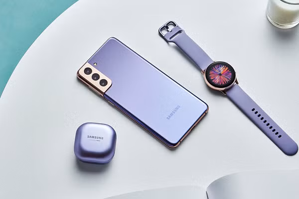 Galaxy S21+ và S21 Ultra còn sở hữu dung lượng pin lần lượt là 4,800 mAh và 5,000 mAh. Những con số này cao hơn đáng kể so với pin 4,000 mAh của S21, hứa hẹn mang tới thời lượng sử dụng pin tốt hơn đáng kể cho người dùng.