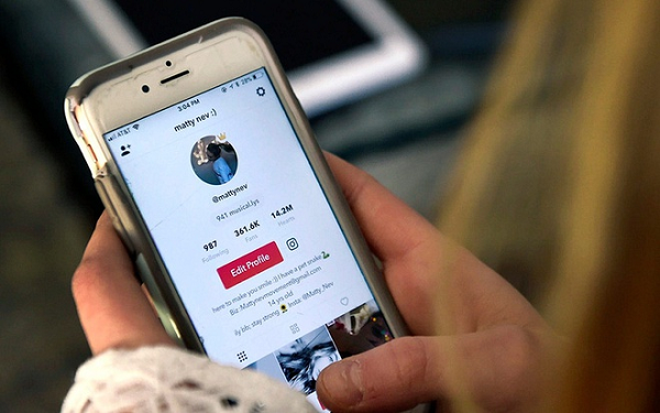 Thẩm phán của tòa án ở London đã cho phép nguyên đơn được giấu tên để tiếp tục vụ kiện. Bà Anne Longfield, ủy viên Hội đồng Trẻ em của Anh sẽ là người đại diện và hỗ trợ các vấn đề về pháp lý.