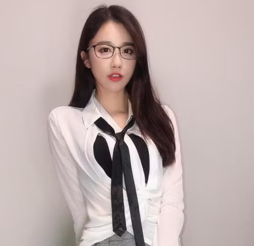  Nữ streamer Hiên Tử tên thật là Lâu Ngụ, cô sinh năm 1992 tại Thượng Hải, Trung Quốc. Tài khoản MXH Weibo của cô nàng này có hơn 3,3 triệu người theo dõi và mỗi buổi livestream của cô nàng đều có rất nhiều lượt xem.