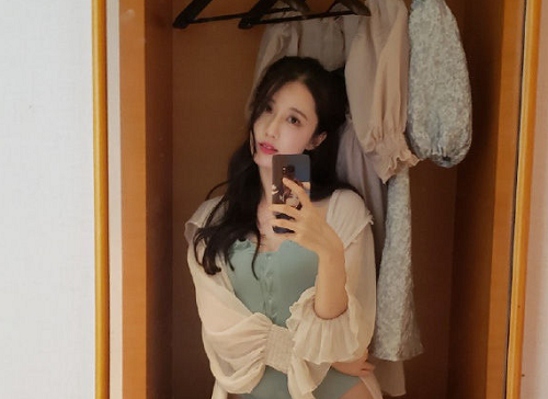 Thực tế thì cô nàng streamer này chỉ đóng phim ngắn mà thôi. Sau khi bị cấm livestream thì Hiên Tử đã thử sức với vai trò diễn xuất trong 1 vài bộ phim ngắn. Còn chữ "LINK" trong ảnh kia chỉ là tên một tờ tạp chí Trung Quốc chứ không phải cái mà nhiều người lầm tưởng.