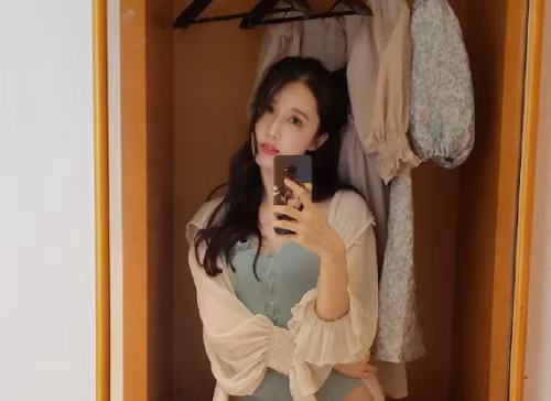 Thực tế thì cô nàng streamer này chỉ đóng phim ngắn mà thôi. Sau khi bị cấm livestream thì Hiên Tử đã thử sức với vai trò diễn xuất trong 1 vài bộ phim ngắn. Còn chữ "LINK" trong ảnh kia chỉ là tên một tờ tạp chí Trung Quốc chứ không phải cái mà nhiều người lầm tưởng.