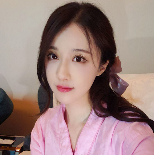 Tuy nhiên, Hiên Tử lại có thói quen ăn mặc hở hang và có phần khoe thân quá đà trên sóng trực tiếp. Chính vì vậy cô đã bị cấm phát sóng bởi nền tảng Huya hồi tháng 6 vừa qua.