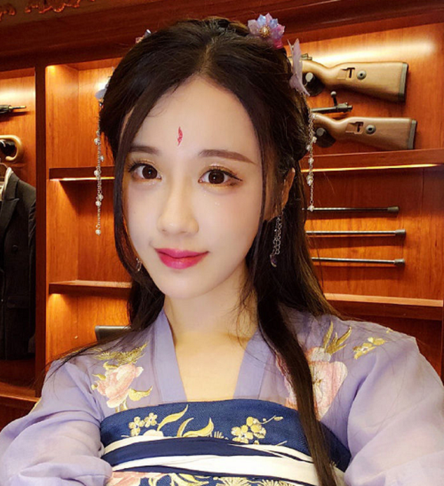 Ở thời điểm bị tố, Hiên Tử cũng rất ngạc nhiên vì không hiểu mình vi phạm ở điểm nào. Cô nàng cũng cho biết mình cũng không có ý định ký hợp đồng với bên khác, tại sao bị kiện oan như thế này. Về sự việc này, netizen đã đồn đoán rằng, phải chăng cô nàng đã "từ chối" ông lớn nào đó trong công ty mới dẫn đến kết cục này...