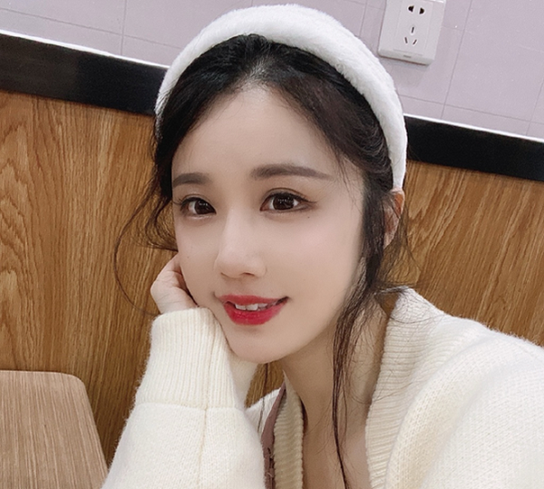 Mới đây, vụ việc nữ streamer trải lòng trên mạng xã hội Weibo rằng mình bị công ty chèn ép, buộc phải ký hợp đồng giảm lương, nhưng cô nàng không đồng ý. Kết quả là Hiên Tử đã bị cấm lên sóng mà không đưa ra bất kỳ thông báo nào, đã làm cho fan vô cùng bức xúc.