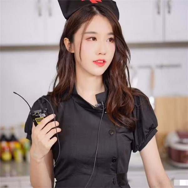 Sau một thời gian dài phản đối, cuối cùng nữ streamer cũng đành ngậm ngùi thỏa thuận với ban quản lý. Chưa biết số tiền phạt kia cô nàng có phải trả không nhưng netizen và người yêu mến cô nàng đã vô cùng phẫn nộ về cách làm việc của nền tảng và nhiều người trong số họ thậm chí còn muốn đi đòi công bằng cho cô nàng.