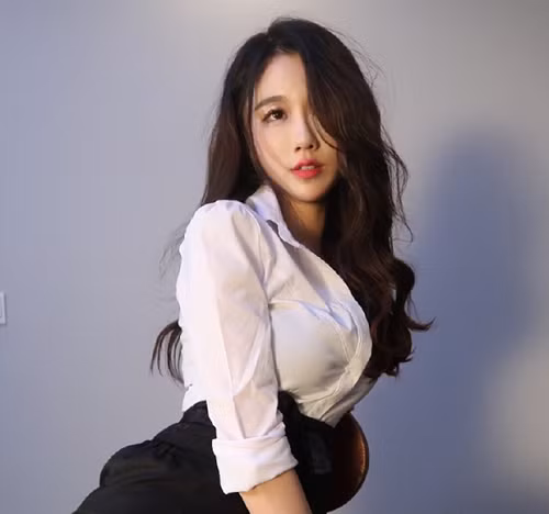 Cô nàng nhận đủ những lời động viên và cả chỉ trích về phong cách ăn mặc của mình.