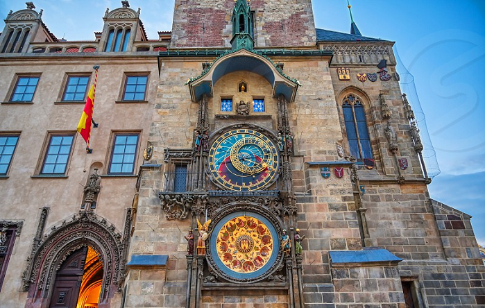 Đồng hồ này về mặt kỹ thuật thì bao gồm ba gồm ba bộ phận chính: mặt đồng hồ thiên văn, tượng trưng cho vị trí của Mặt Trời và Mặt Trăng trên bầu trời và hiển thị các chi tiết thiên văn khác nhau