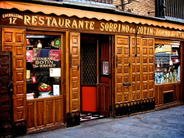 Sobrino de Botín mở cửa từ năm 1725 do đầu bếp người Pháp Jean Botin và vợ điều hành, phục vụ đồ ăn đậm chất Castilia, trong đó nổi tiếng nhất là thịt cừu nướng và lợn sữa quay giòn.
