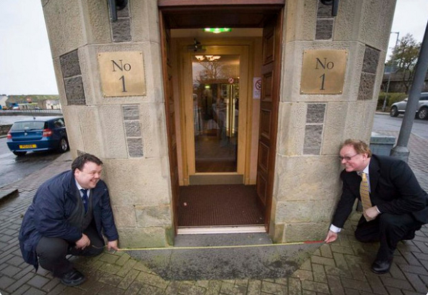 Ebenezer Place ở thị trấn Wick, Scotland giữ kỷ lục thế giới là con đường ngắn nhất với chiều dài vỏn vẹn 2,06m - vừa đủ để đặt một quán rượu duy nhất.