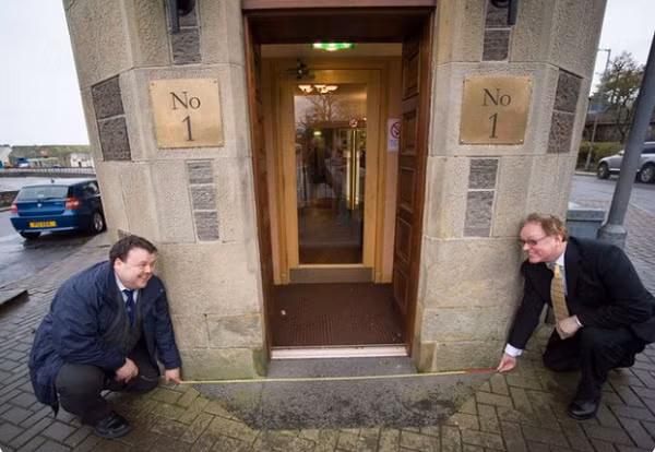 Ebenezer Place ở thị trấn Wick, Scotland giữ kỷ lục thế giới là con đường ngắn nhất với chiều dài vỏn vẹn 2,06m - vừa đủ để đặt một quán rượu duy nhất.