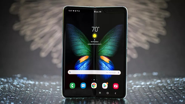 Trang tin công nghệ này thậm chí còn live stream buổi thử nghiệm này. Con robot sẽ gập Galaxy Fold khoảng 3 lần/giây. Kết quả là sau 119.380 lần gập, bản lề của thiết bị này đã bị hư hỏng và một nửa màn hình trở nên đen xì.