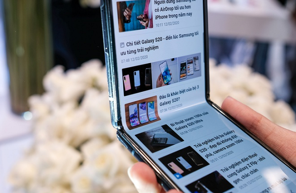 Tuy nhiên trong thử nghiệm của JerryRigEverything, mọi thứ dường như không hoàn hảo như lời đồn. Trong bài kiểm tra trầy xước, màn hình của Z Flip đã xuất hiện vết trầy ở mức 2 khi sử dụng công cụ thử độ cứng Mohr. Mức 2 là rất kém so với những smartphone khác, thường sẽ trầy khi đến mức 6, sâu hơn là mức 7.