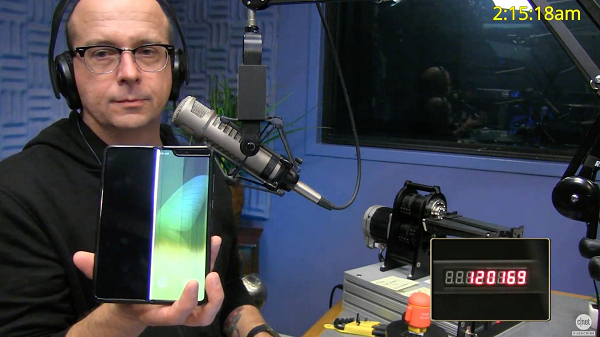 Con số này thấp hơn khoảng 80.000 lần gập so với thử nghiệm nội bộ của Samsung. Hãng công nghệ Hàn Quốc từng tuyên bố Galaxy Fold được thiết kế để chịu đựng khoảng 200.000 lần gập.