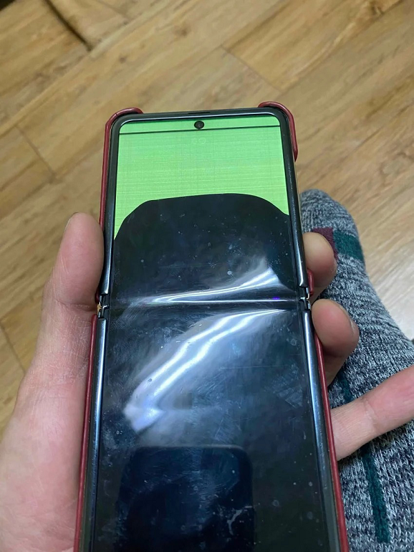 Nhiệt độ lạnh làm cho hầu hết các vật liệu co cứng lại và các tấm nền có thể biến dạng dễ hơn nhiều so với màn hình phẳng, khả năng lớn nhất sẽ dẫn đến hư hỏng vĩnh viễn. Nhiều người dùng đã đăng tải loạt hình ảnh của những chiếc điện thoại đó trên diễn đàn về công nghệ để phàn nàn.