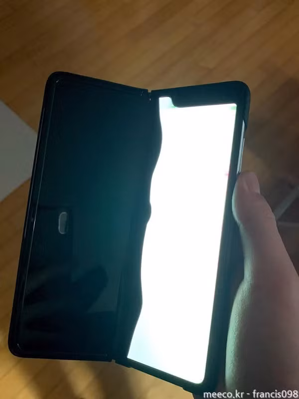 Nguyên nhân màn hình bị lỗi được cho là do quá lạnh. Màn hình gập dễ bị hỏng ở nhiệt độ thấp hơn màn hình bình thường.