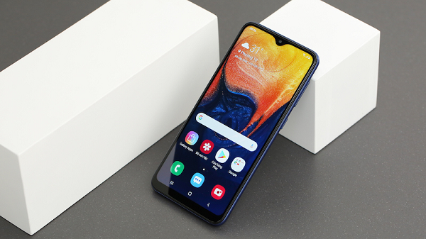 Điện thoại Galaxy A10s vẫn được thiết kế màn hình tràn viền giọt nước kiểu mới Infinity-V, kích thước 6.2 inch, độ phân giải Full HD+ mang đến trải nghiệm hình ảnh sinh động, đặc sắc. Camera của Samsung Galaxy A10s cũng nhận được nhiều lời khen khi sở hữu cụm camera kép ở mặt sau và camera 8MP ở phía trước. So sánh các dòng khác ở cùng mức giá, không nhiều sản phẩm có được trang bị như Galaxy A10s.